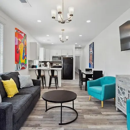 Retro Charm And Comfort Near The French Quarter